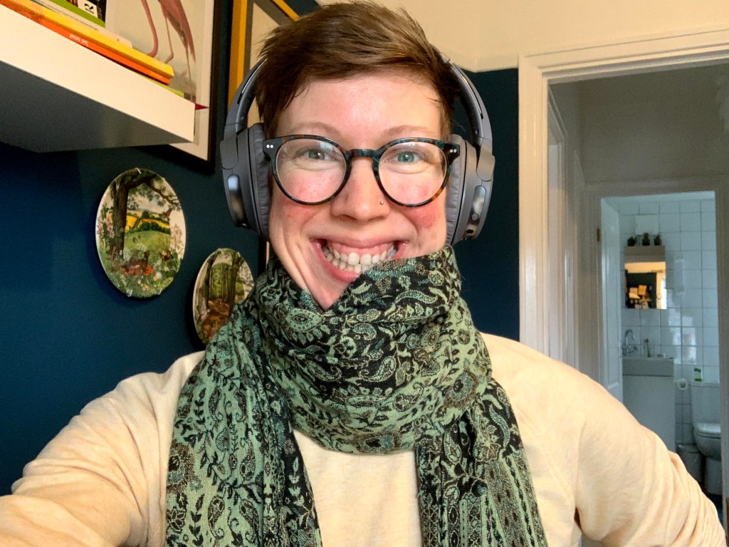 Een fofo van mij met mijn koptelefoon. Ik heb een sjaal en het lijkt op dat ik ben het eten want het is op mijn mond.